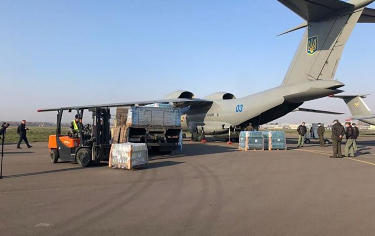 Самолет с гуманитарной помощью от Украины сел в Италии: фото, видео