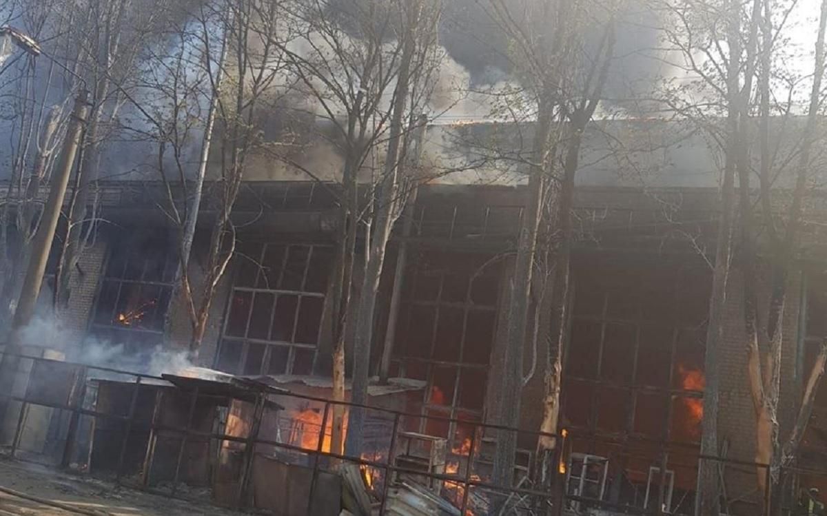 Пожежа на складі у Києві 8 квітня: фото, відео