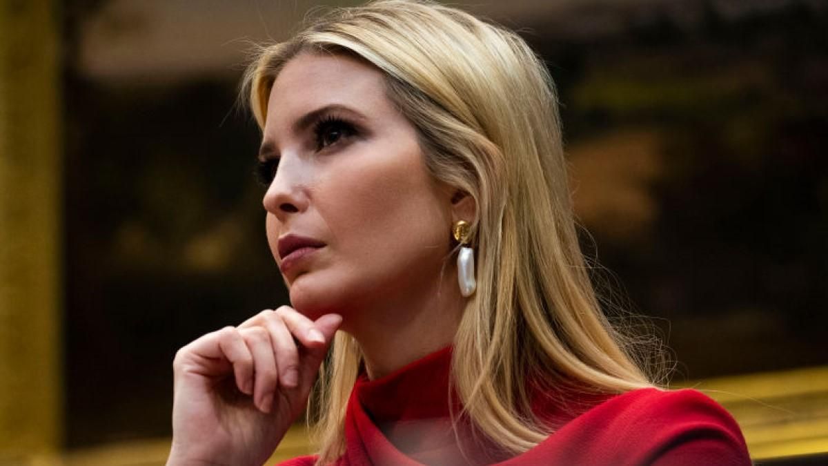 В ефектній сукні та з макіяжем: Іванка Трамп порушила карантин