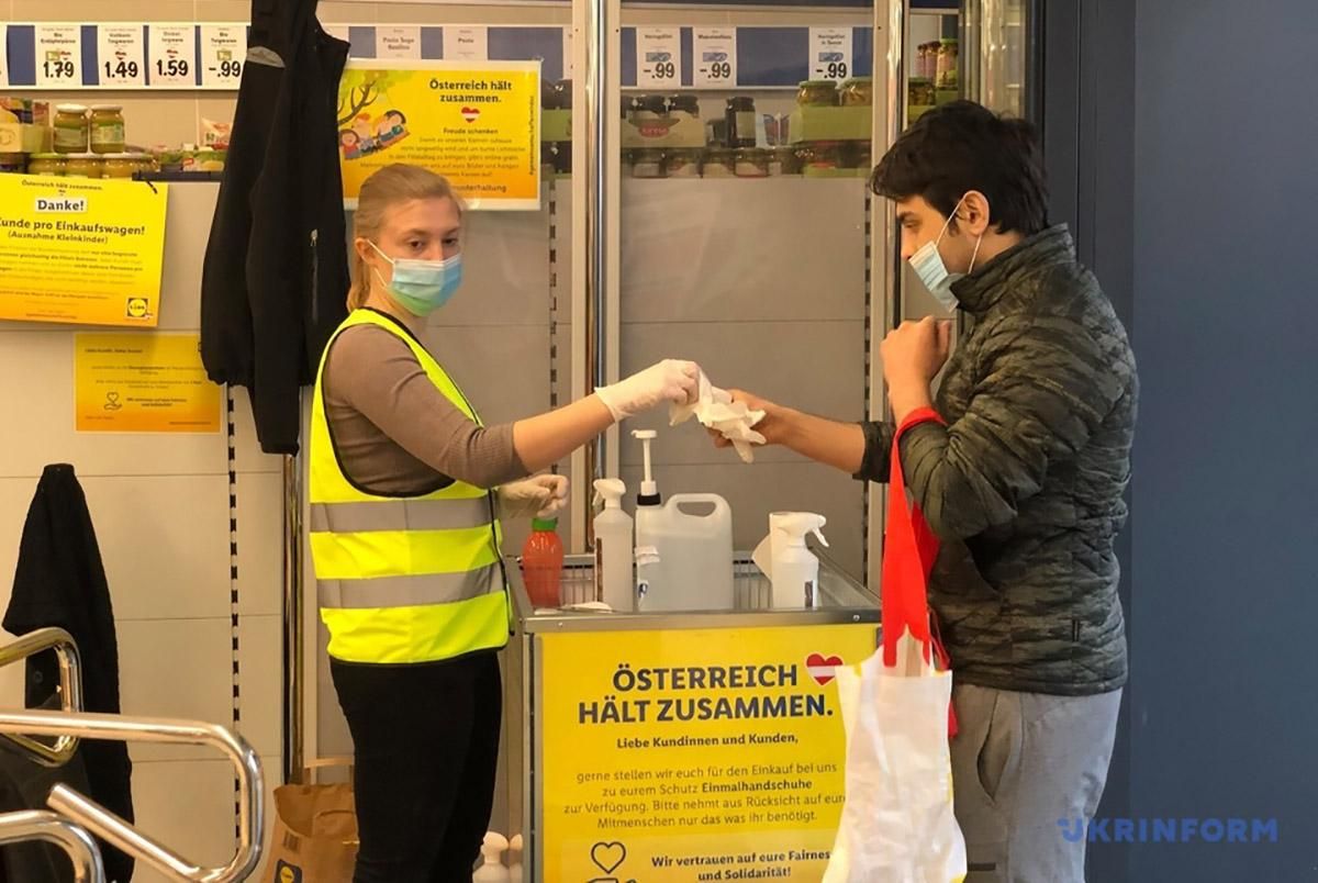 В супермаркетах Австрии бесплатно раздают маски покупателям