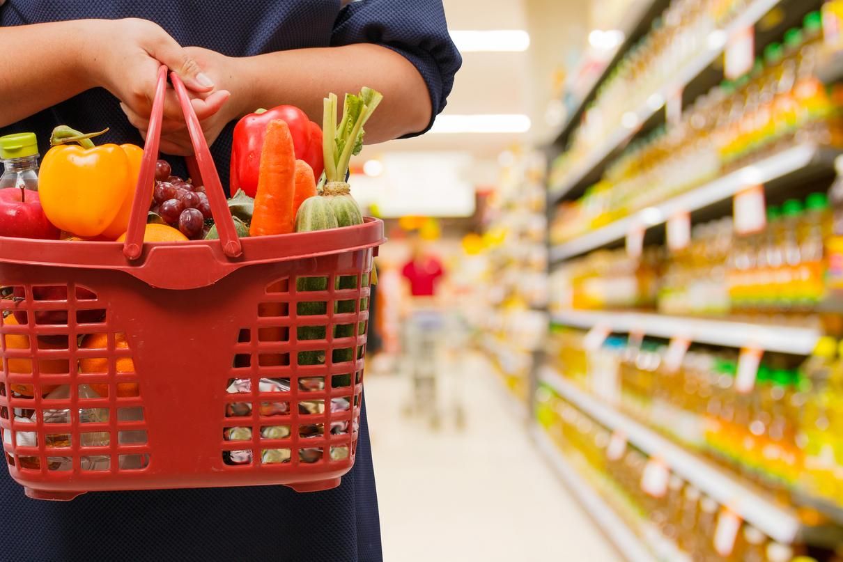 Супермаркети знизили ціну на продукти – список магазинів і продуктів