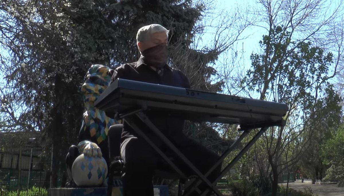 Чтобы не скучали на карантине: директор зоопарка Одессы устроил для животных концерт – видео