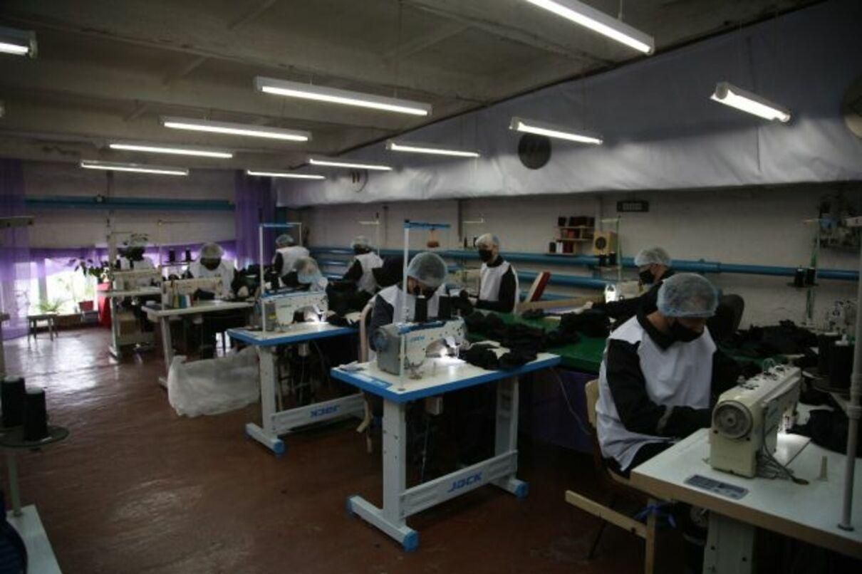 На Донбассе маски шьют заключенные в колониях На Донбассе маски шьют заключенные в колониях