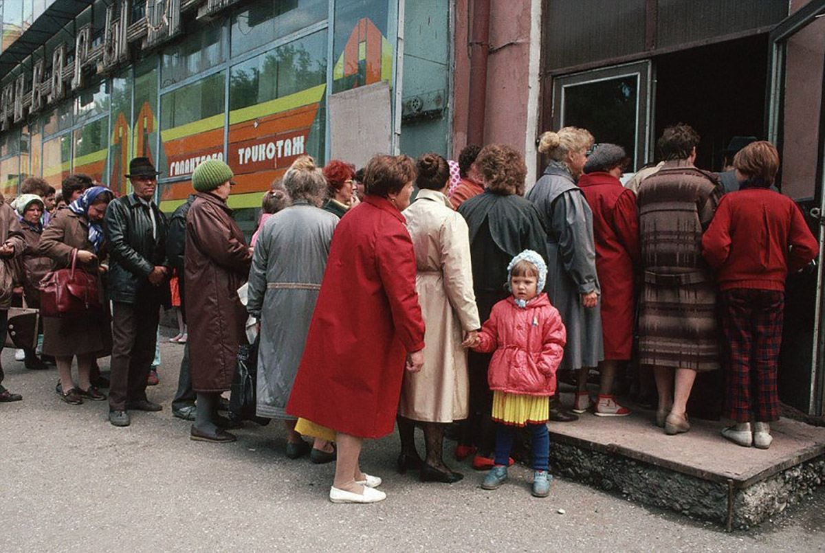 Россия возвращается в 1990-е: как Путин и его сторонники уничтожают экономику страны