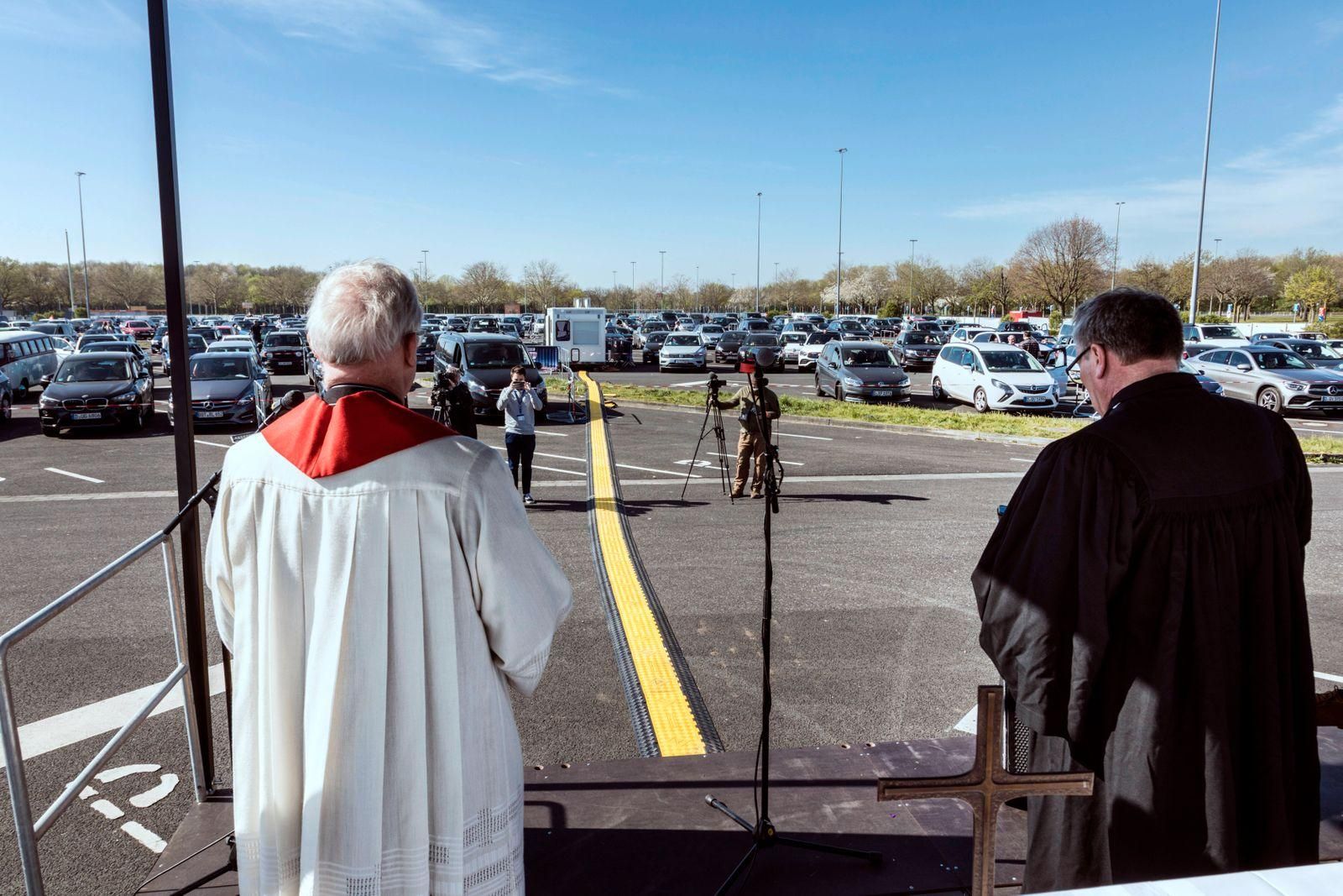 У Німеччині богослужіння слухали у автомобільному кінотеатрі У Німеччині богослужіння слухали у автомобільному кінотеатрі