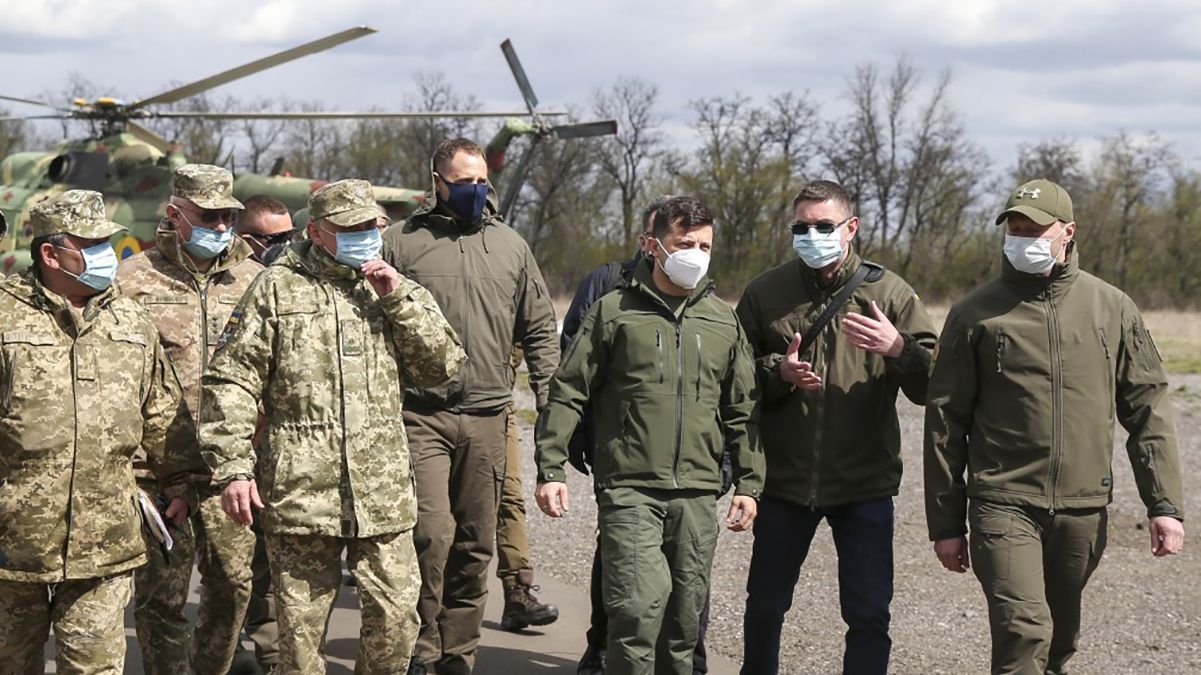 Хотів побачити військових, – головне про візит Зеленського на Донбас