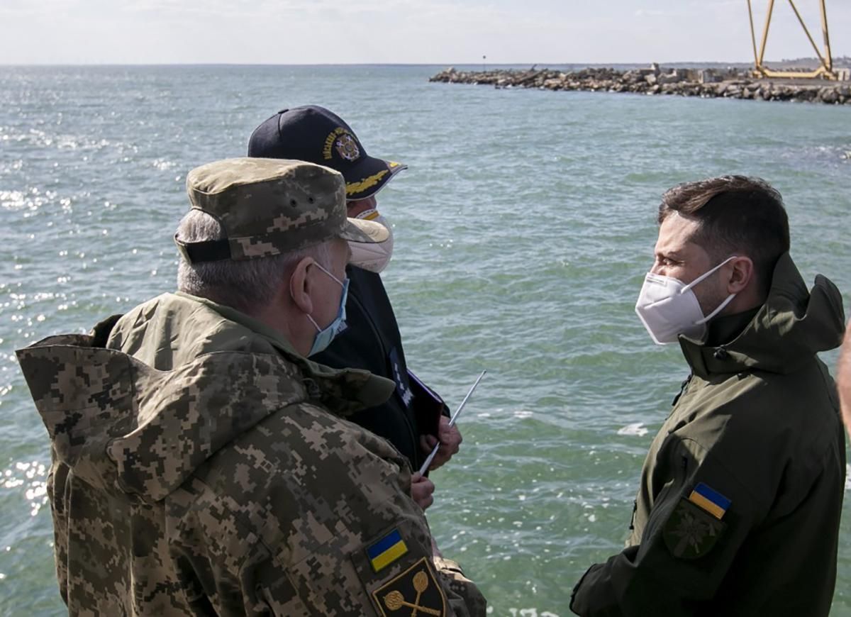 Важно защитить наши порты, – Зеленский в Бердянске рассказал о строительстве базы ВМС – фото