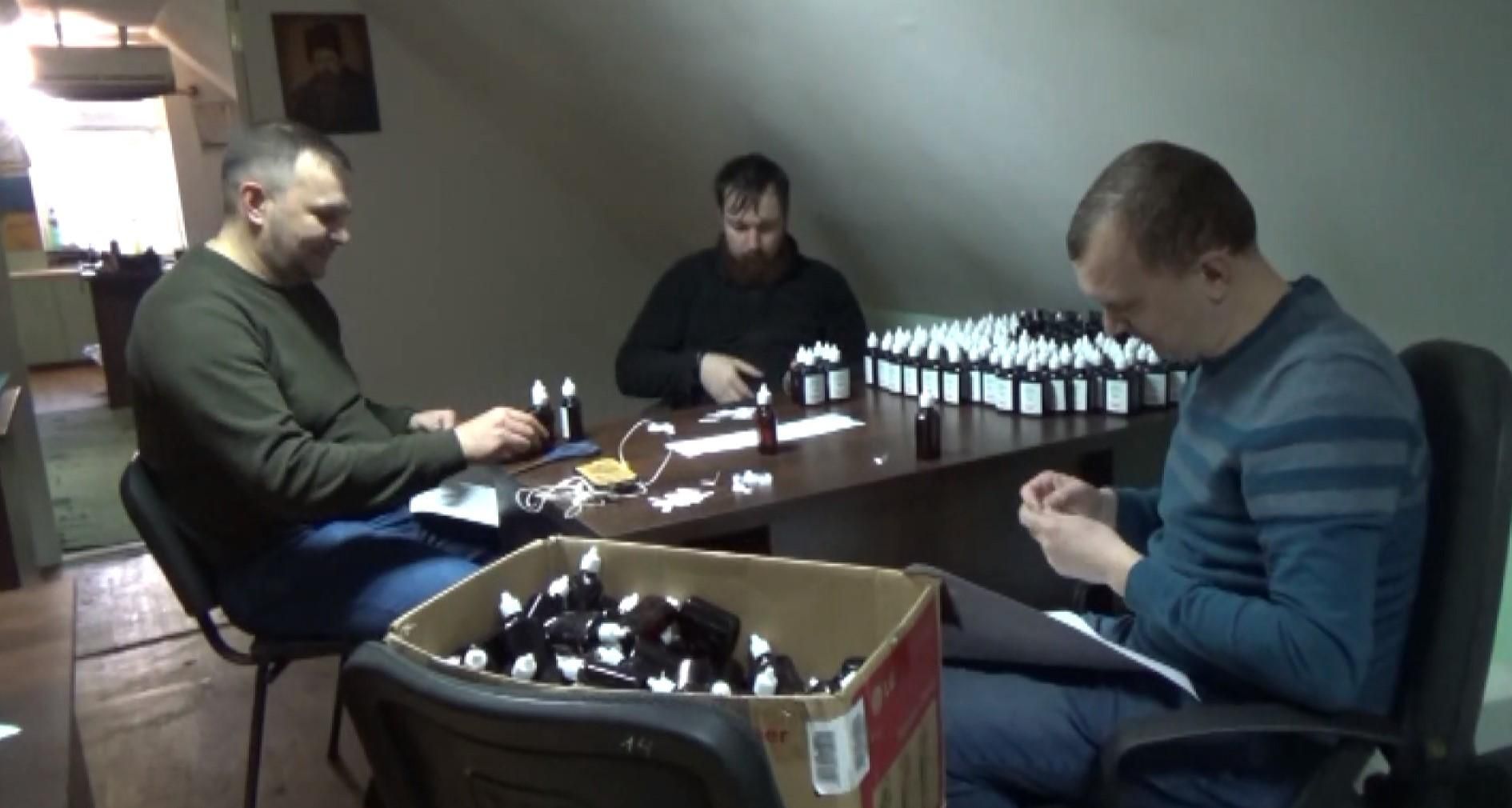 "Телефони розриваються": волонтери в Луцьку виготовляють антисептики і роздають охочим