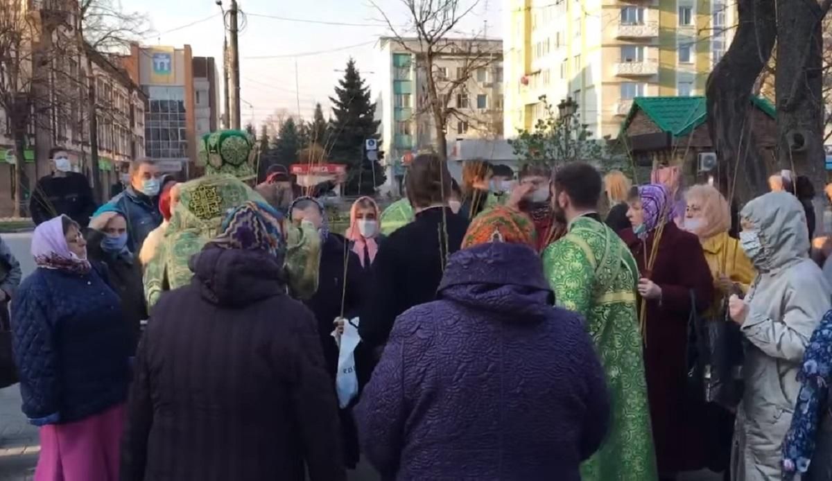 Вербное воскресенье и карантин: украинцы несмотря на ограничения идут в храмы – фото и видео 