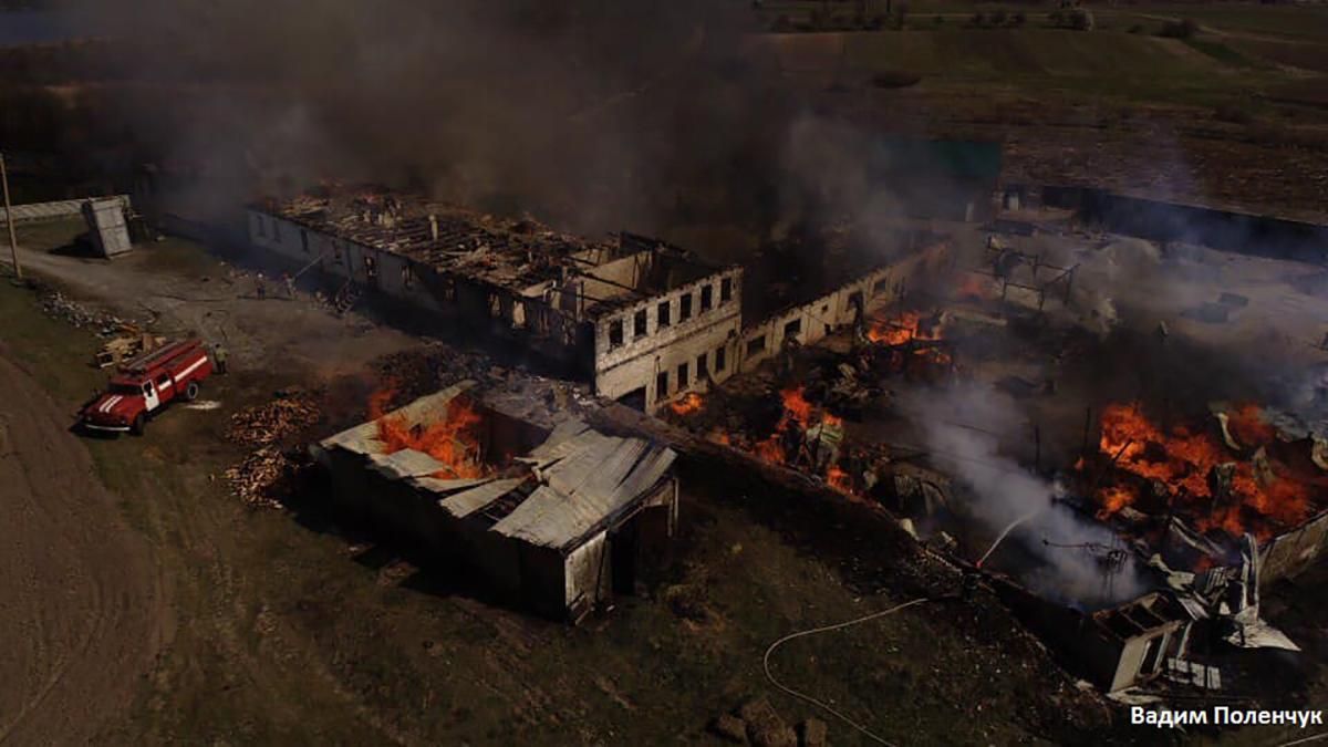 На Рівненщині загорілася територія монастиря Московського патріархату: фото