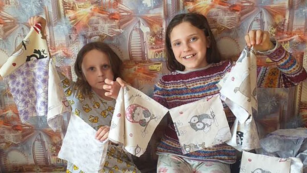 Каждый день за работой: 11-летняя школьница шьет по 70 масок в день и дарит их людям – фото Каждый день за работой: 11-летняя школьница шьет по 70 масок в день и дарит их людям – фото