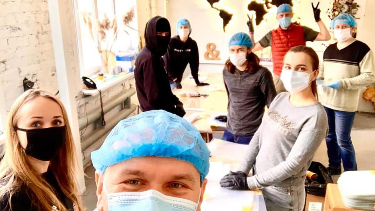 Волонтеры самостоятельно производят защитные маски-экраны: первая партия уже попала в больницу Волонтеры самостоятельно производят защитные маски-экраны: первая партия уже попала в больницу