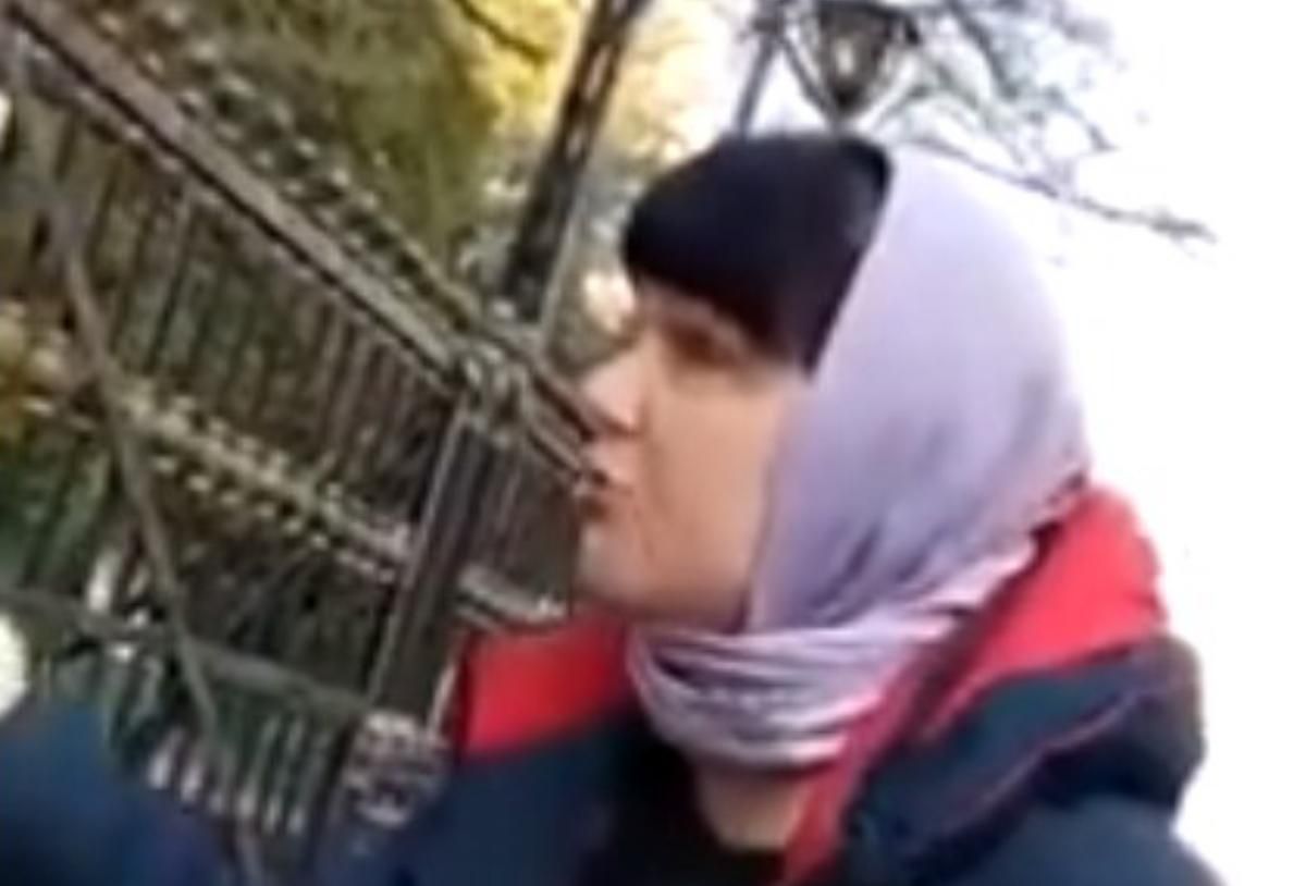 Жінка в Чернівцях облаяла поліцейських під стінами храму через карантин: відео (18+)