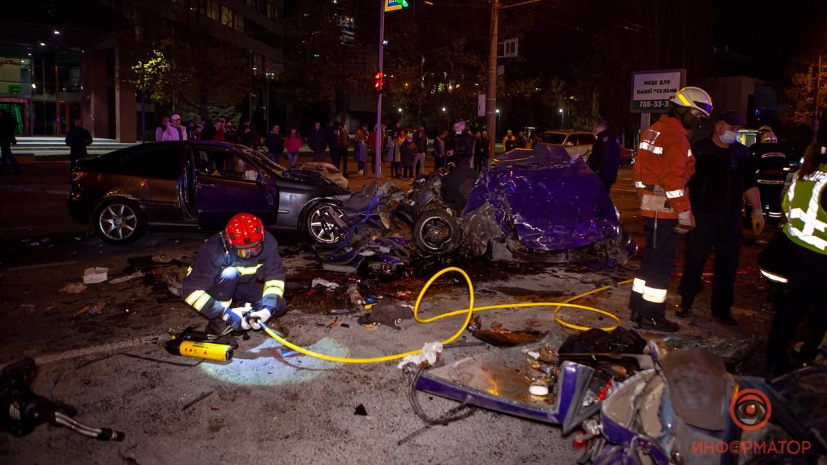Смертельна ДТП на Набережній Перемоги в Дніпрі: 2 загинули, 1 людину забрала "швидка" Смертельна ДТП на Набережній Перемоги в Дніпрі: 2 загинули, 1 людину забрала "швидка"