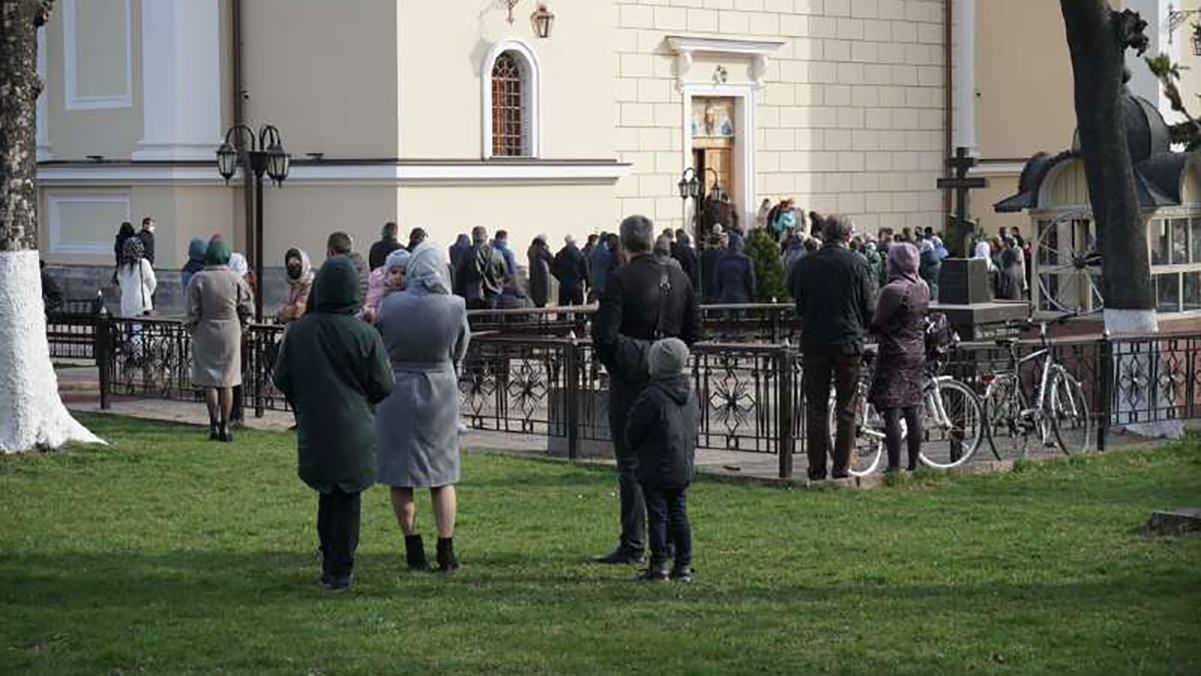 Поліція оштрафувала трьох священників через порушення карантину у Вербну неділю 