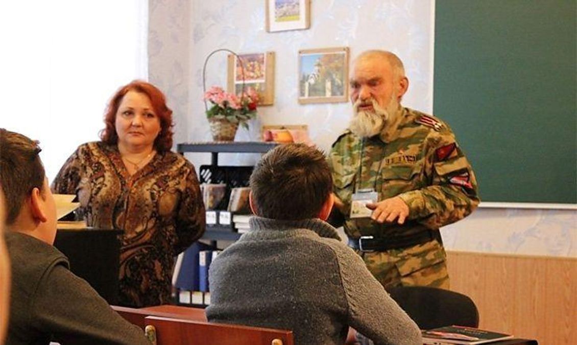 Терористи-вчителі розповідають дітям окупованих міст, як вмерти під час хімічної атаки