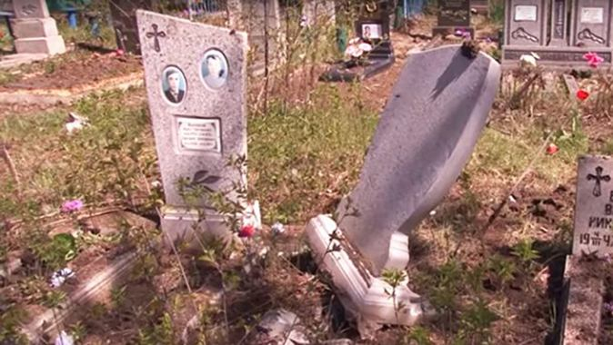 Поминальні дні: російські окупанти просять місцевих не приходити на могили (18+)