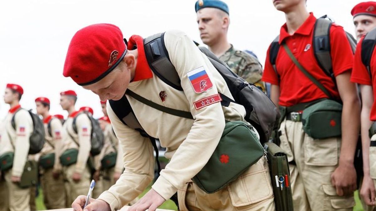 "Путінюгенд": за підтримки очільника Кремля фейковий депутат Держдуми вербує дітей в Україні "Путінюгенд": за підтримки очільника Кремля фейковий депутат Держдуми вербує дітей в Україні