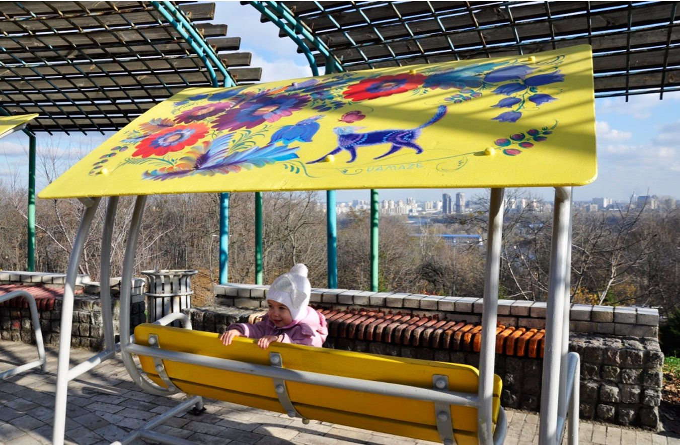 Дитячий майданчик у Києві оздобили особливим Петриківським розписом