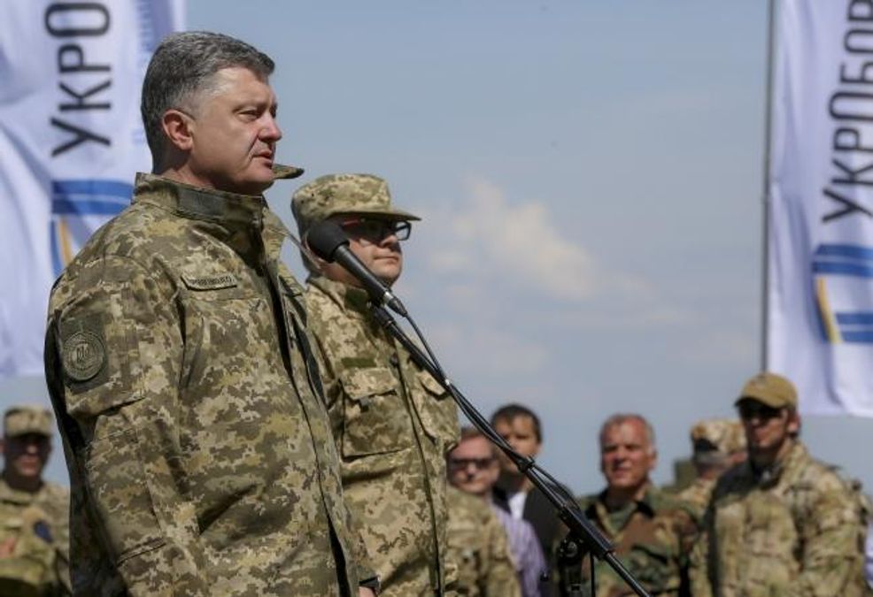 Порошенко залишає за собою довгий кадровий хвіст