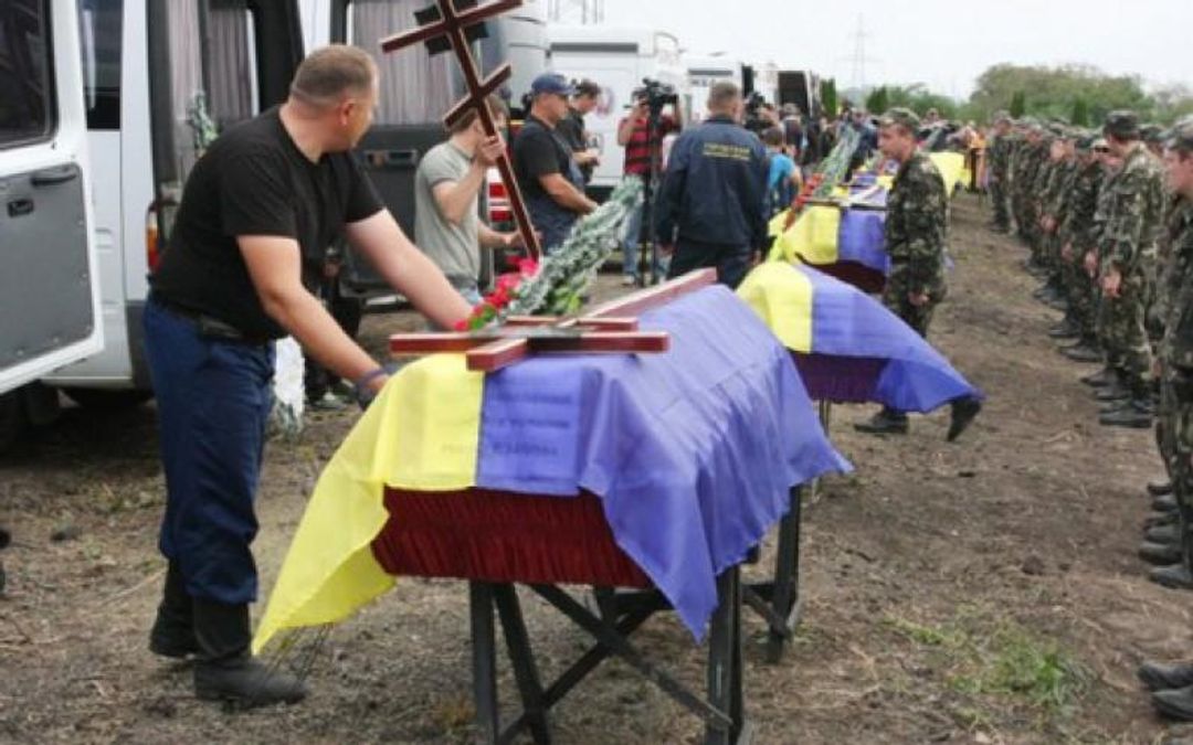 Хто бреше українцям про кількість загиблих військових в боях на Донбасі?