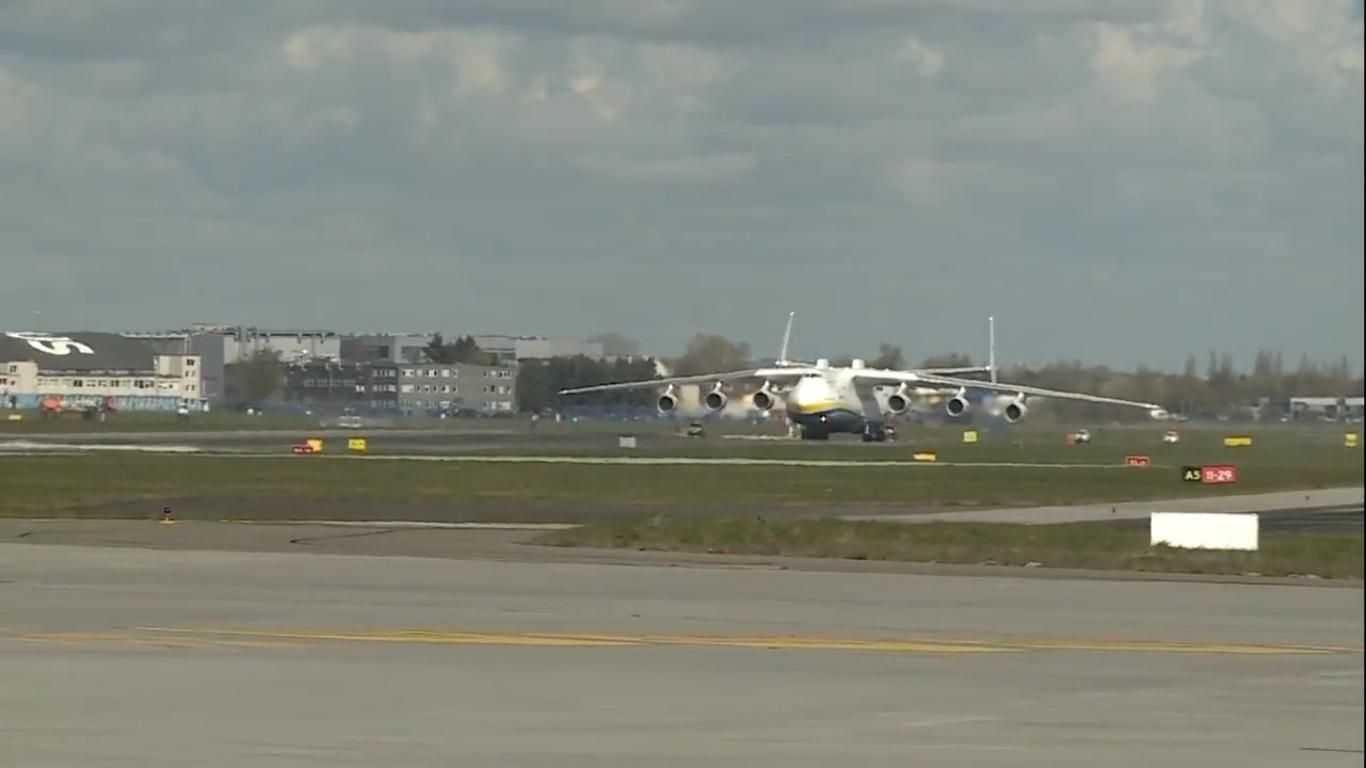 Самолет Ан-225 "Мрия" доставил в Польшу медсредства, за его посадкой наблюдали 80 тысяч человек