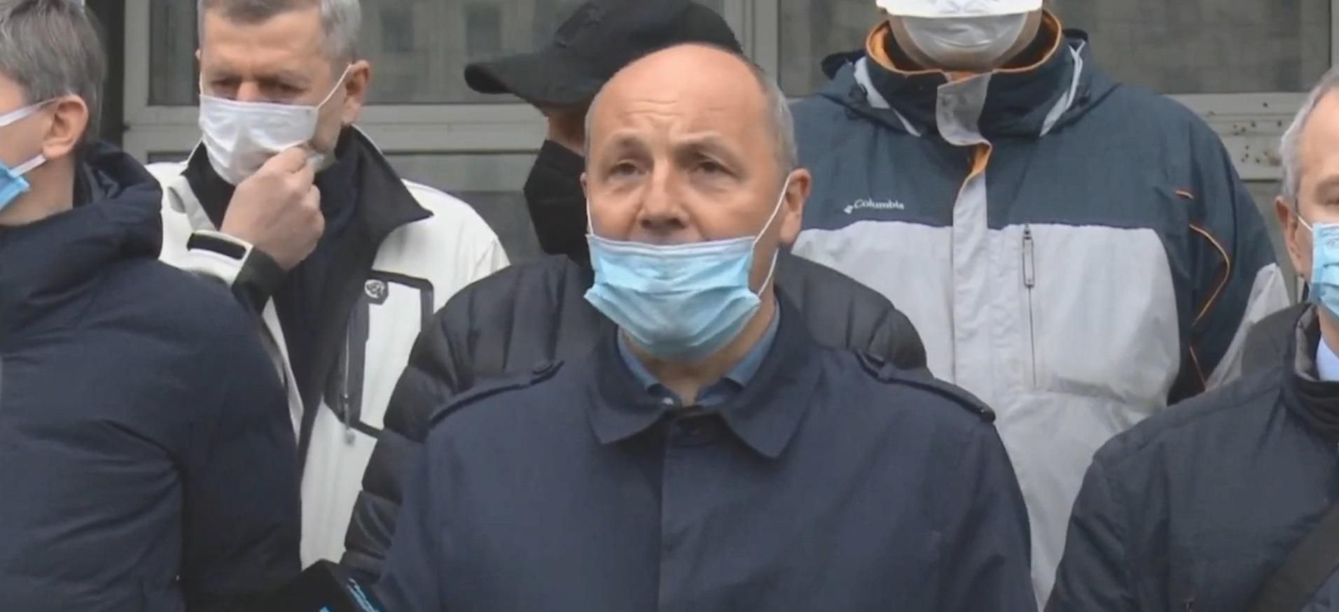 Чорновол відмовилася свідчити у ДБР, на її підтримку прийшли нардепи, порушуючи карантин Чорновол відмовилася свідчити у ДБР, на її підтримку прийшли нардепи, порушуючи карантин