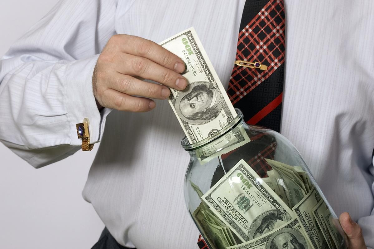 Кількість грошей у гривнях на рахунках українців у банках збільшилися, а доларів поменшало Кількість грошей у гривнях на рахунках українців у банках збільшилися, а доларів поменшало