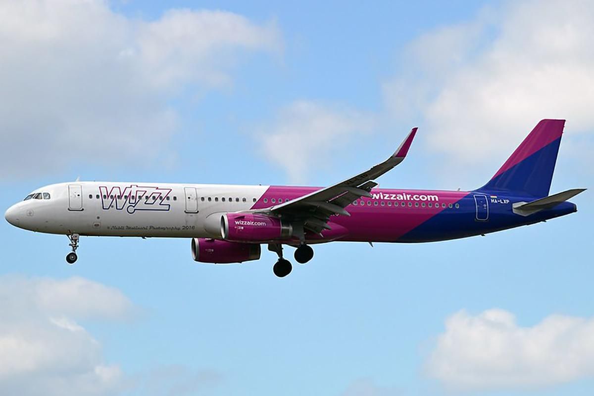 Wizz Air увольняет каждого пятого работника и уменьшает зарплаты