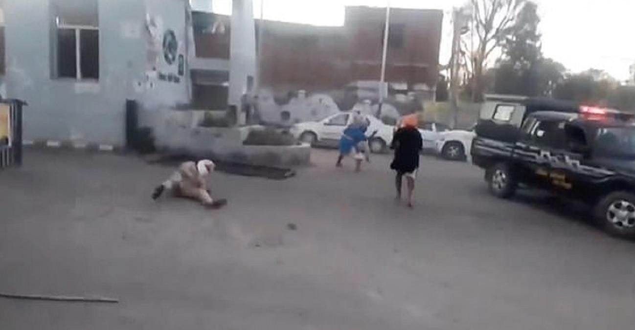 В Индии возмущенный карантином мужчина отсек полицейскому руку: видео В Индии возмущенный карантином мужчина отсек полицейскому руку: видео