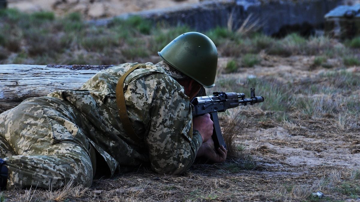 Бойовики на Донбасі знову гатили з мінометів, поранено трьох військових