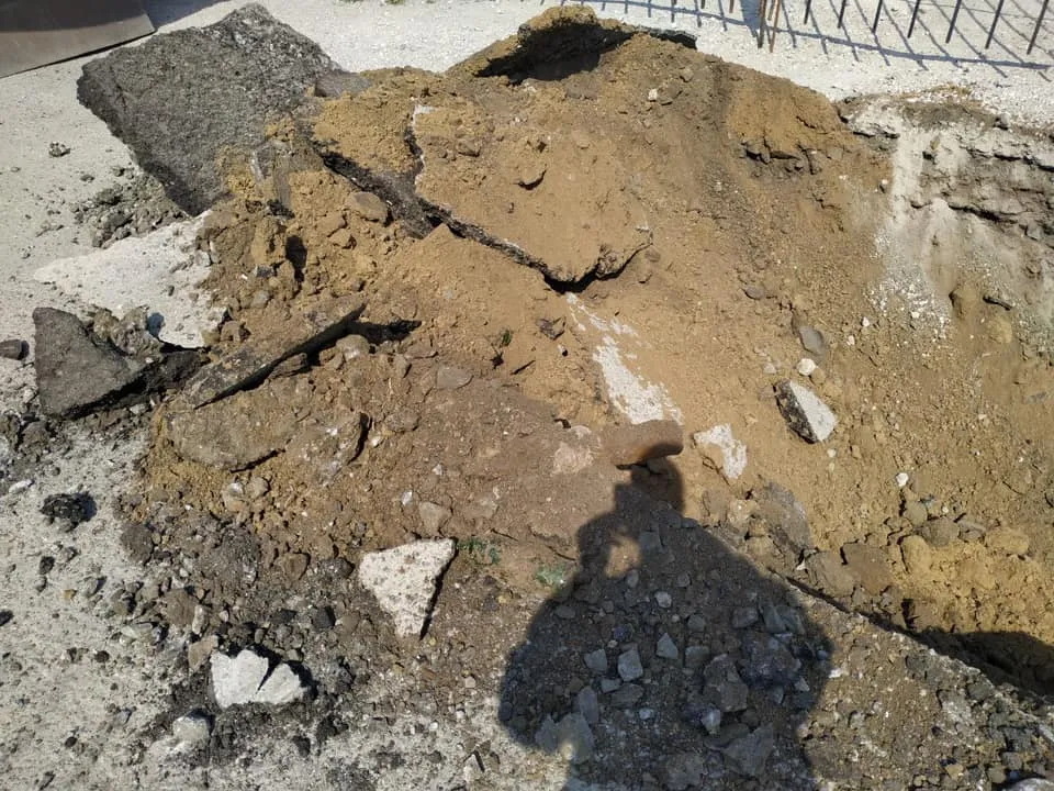 Траншея перед входом у храм УПЦ МП в Дніпрі Траншея перед входом у храм УПЦ МП в Дніпрі