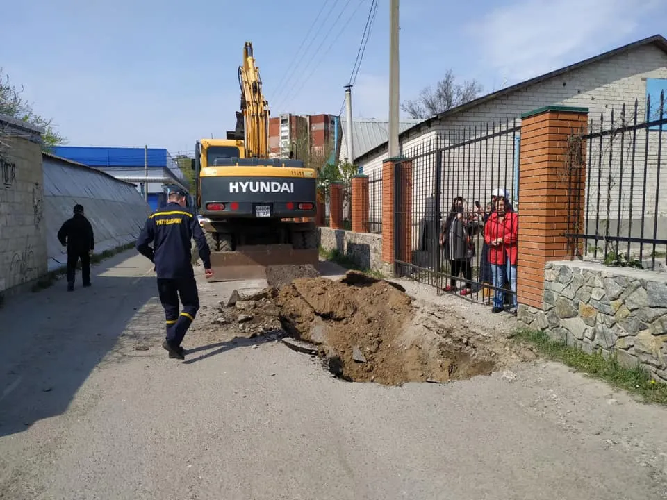 У Дніпрі вирили траншею перед входом у храм УПЦ МП У Дніпрі вирили траншею перед входом у храм УПЦ МП