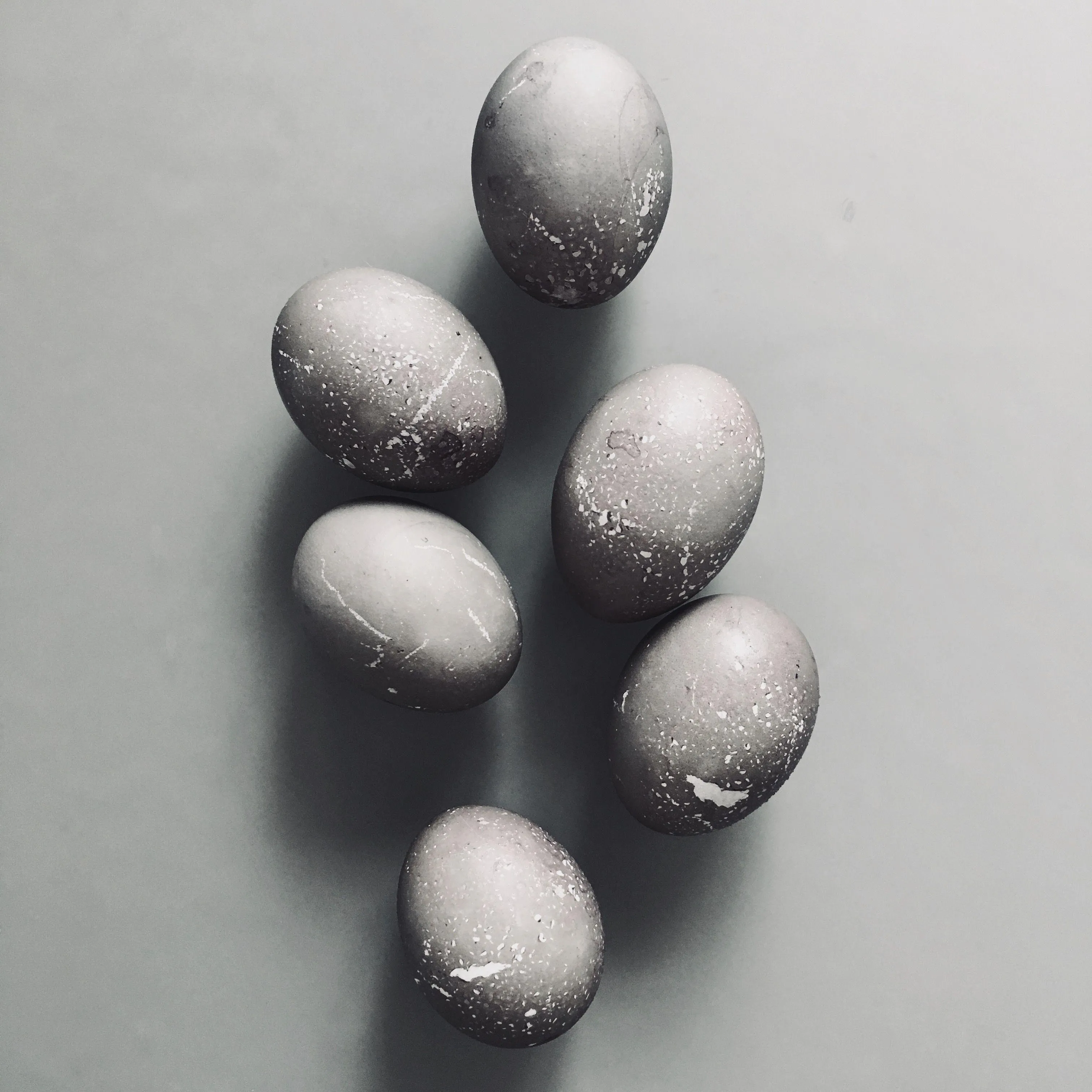 Настій чаю каркаде забарвить яйця в сірий колір Настій чаю каркаде забарвить яйця в сірий колір