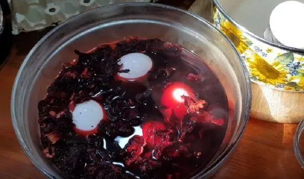 Фарбування яєць чаєм каркаде Фарбування яєць чаєм каркаде