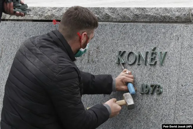 демонтаж пам'ятника в чехії демонтаж пам'ятника в чехії
