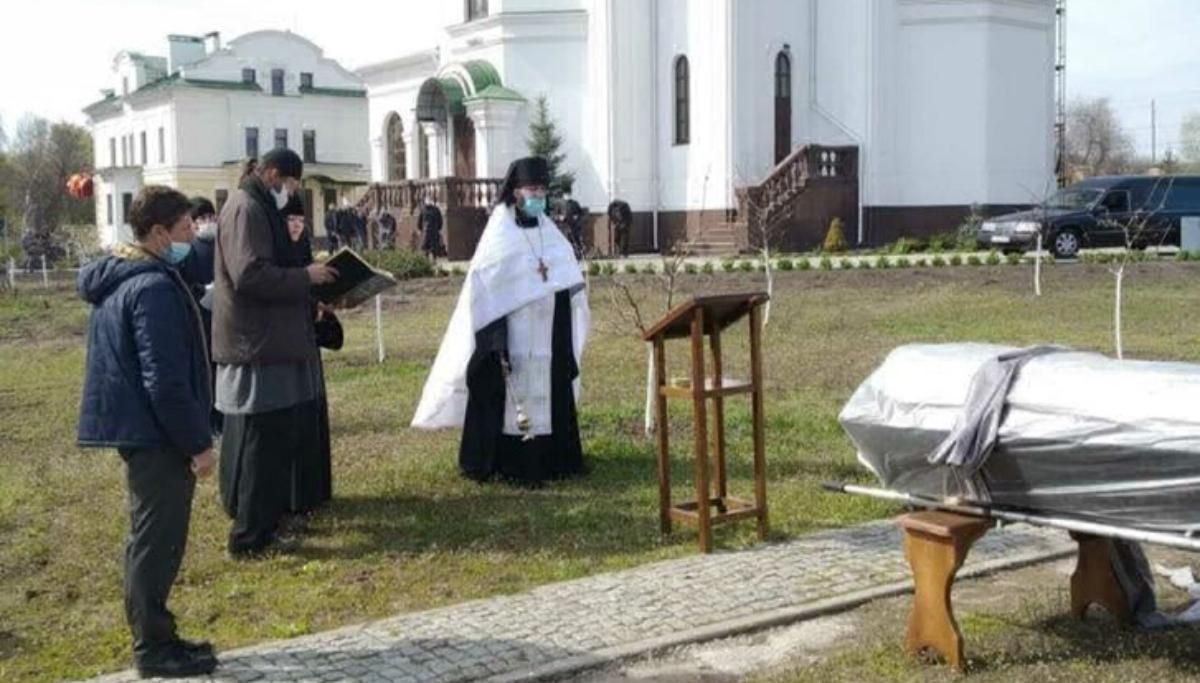 Труна в мішку, гробарі – в спецкостюмах: як поховали монаха Нектарія з лаври