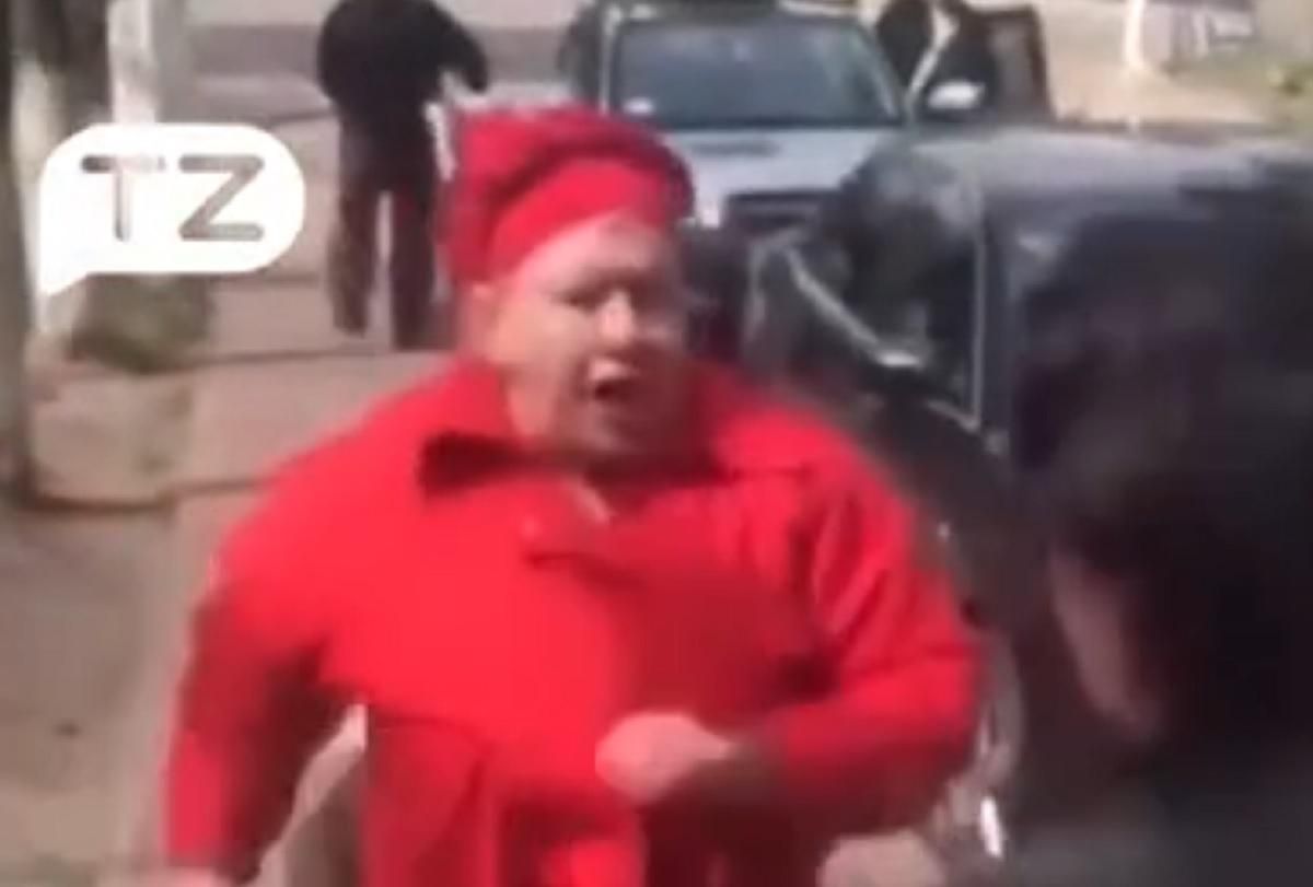 Депутатка міськради Бучі обматюкала та відлупцювала жителів міста: відео