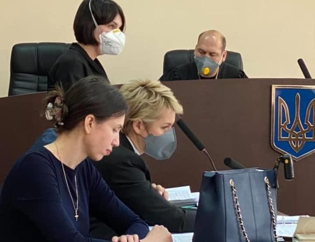 Чорновол прийшла до суду без маски, зате зі спакованою сумкою Чорновол прийшла до суду без маски, зате зі спакованою сумкою