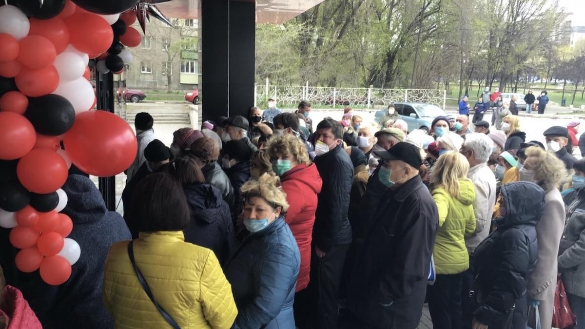 У Маіуполі штурмували магазин "Грація" на карантині: фото, відео У Маіуполі штурмували магазин "Грація" на карантині: фото, відео