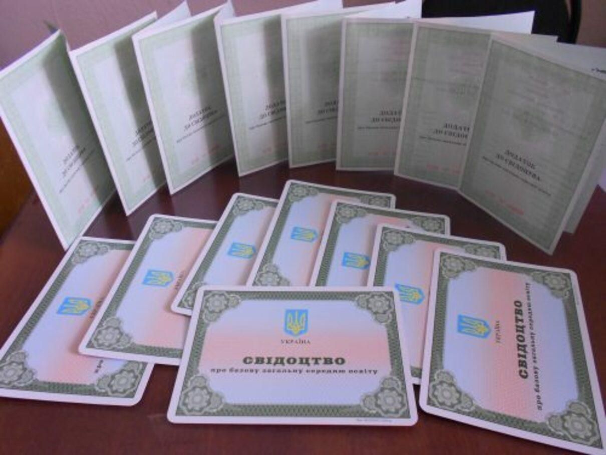 Коли цього року учням видадуть свідоцтва та табелі: пояснення МОН Коли цього року учням видадуть свідоцтва та табелі: пояснення МОН