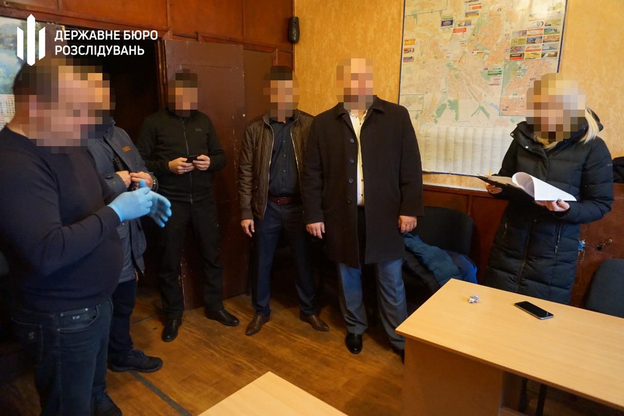 Трех полицейских в Донецкой области подозревают в истязании 18-летнего парня