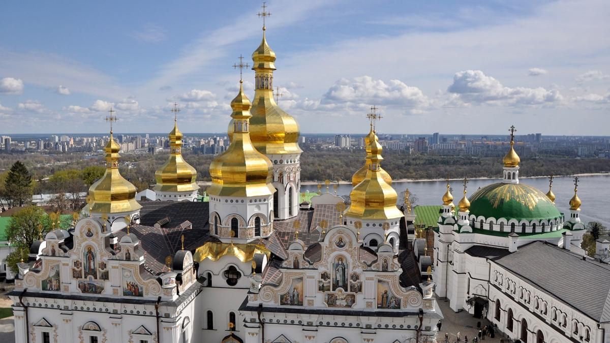Возле Киево-Печерской лавры заметили четыре скорых – видео Возле Киево-Печерской лавры заметили четыре скорых – видео
