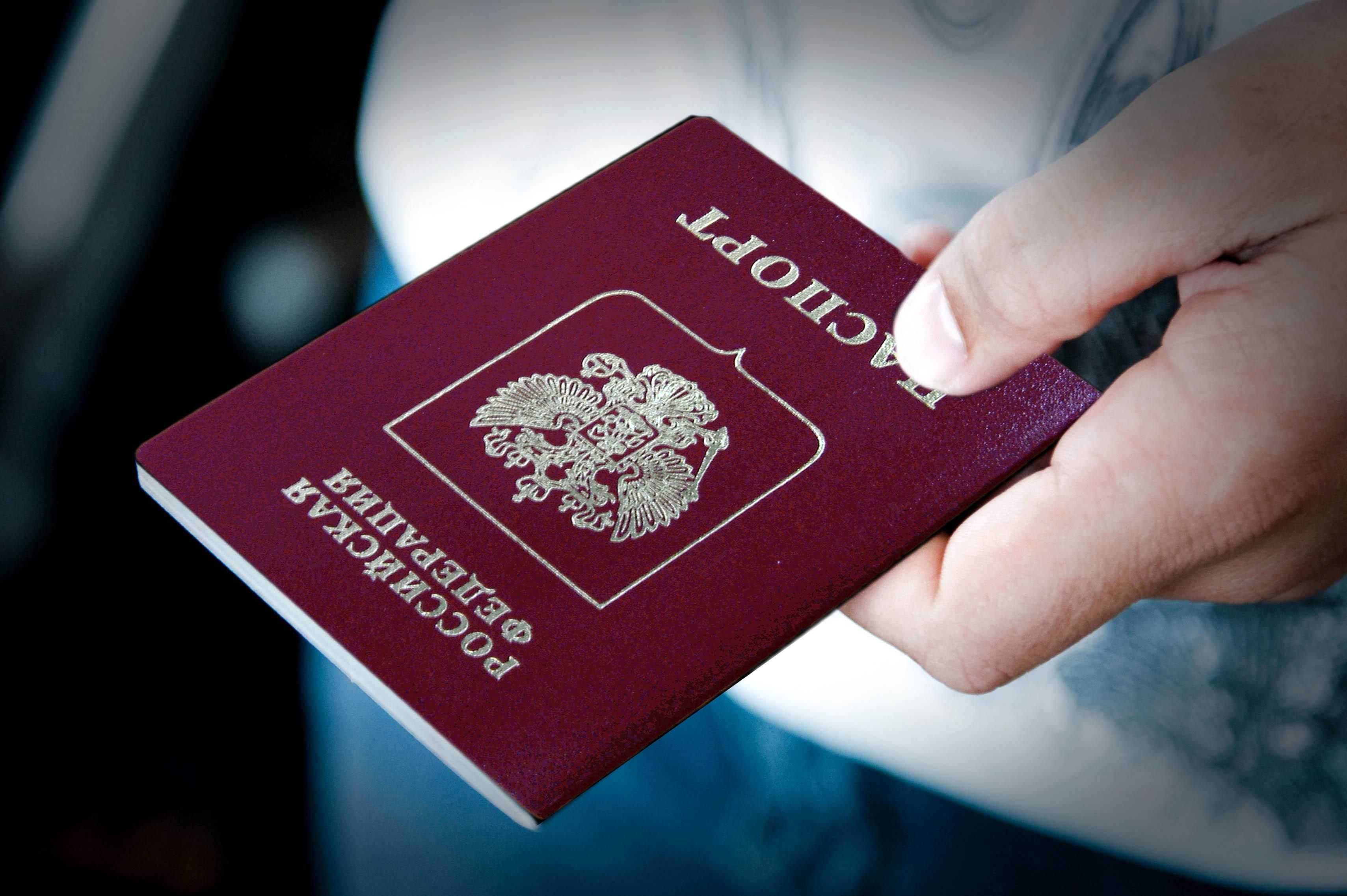 В Росії прийняли новий закон про видачу своїх паспортів жителям окупованого Донбасу