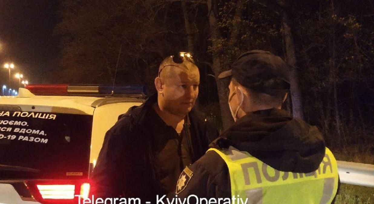 У Києві п'яний водій на колінах переконував патрульних відпустити його: відео