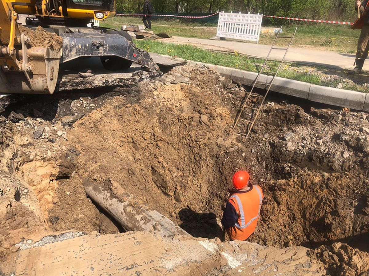 У Києві на дорозі утворилося велике провалля: фото, відео У Києві на дорозі утворилося велике провалля: фото, відео