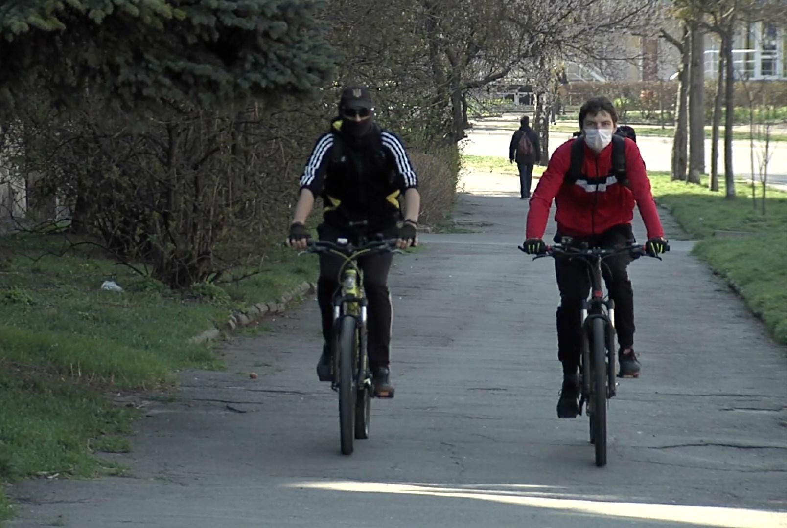 Українці масово перейшли на електросамокати й велосипеди під час карантину: відео