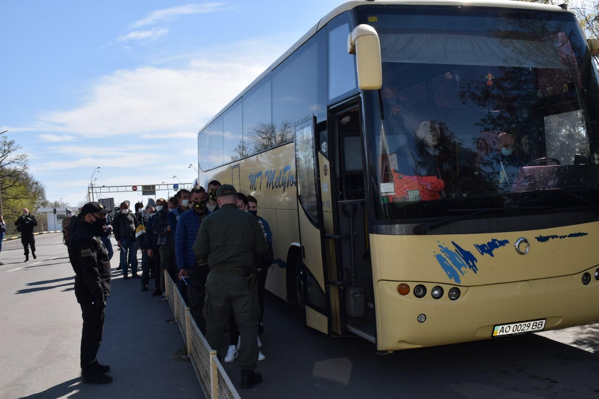 Українці з-за кордону замість обсервації роз'їжджаються по всій країні: відео