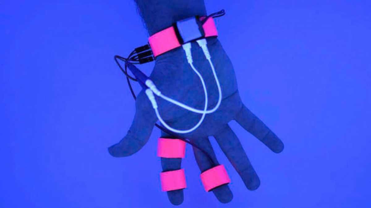 Разработали перчатку, которая может контролировать и вмешиваться в сны