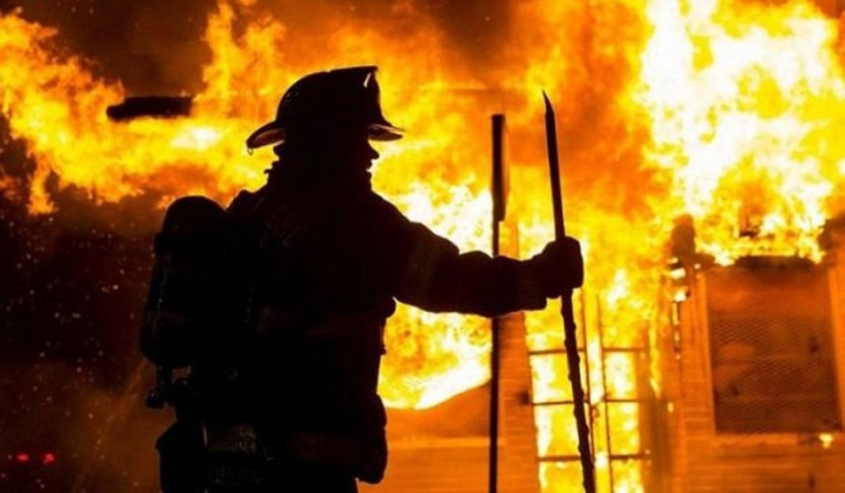 В Киеве произошел масштабный пожар на территории яхт-клуба: видео